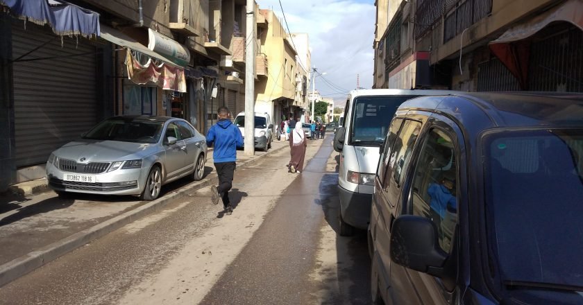 Le trottoir pour les véhicules, la chaussée pour les piétons