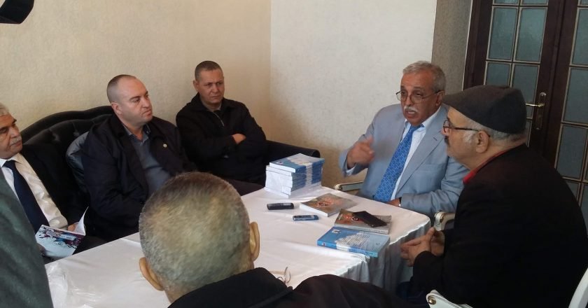 Il a présenté son nouveau livre en arabe aux journalistes locaux. BOUDJELTHIA Djazouli revient sur l’histoire de l’ASO