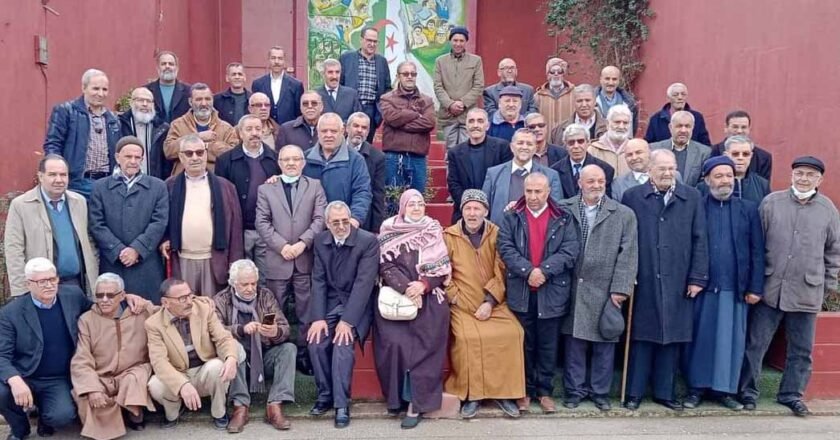Les anciens élèves du collège Mouloud Feraoun de Tissemsilt honorent leurs professeurs