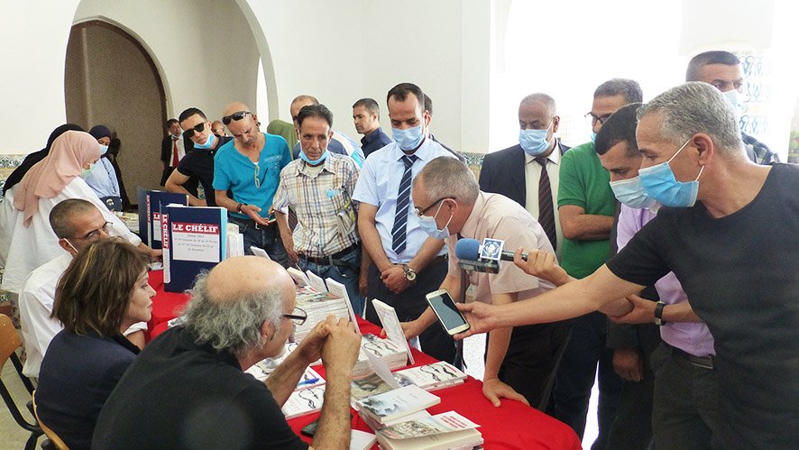 Le wali au 1er salon du livre de Chlef