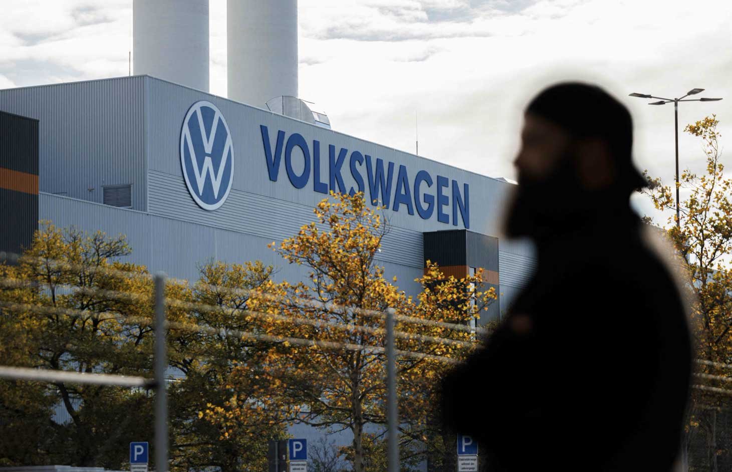 3 usines fermées, licenciements et baisse des salaires : le géant Volkswagen en crise