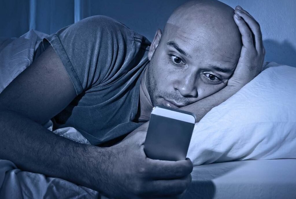 Usage des smartphones au lit : des effets néfastes sur la santé