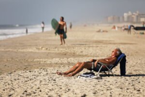 Saison estivale : les crèmes solaires diabolisées toujours nécessaires à la protection contre les UV, disent les experts 