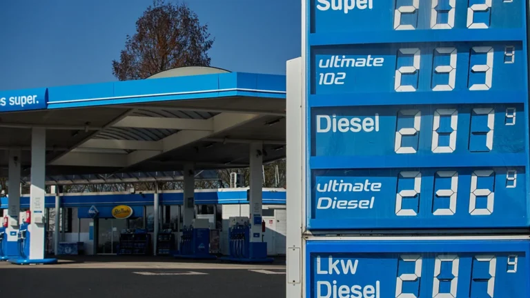 Flambée des prix des hydrocarbures : appel à un rationnement des carburants en Europe