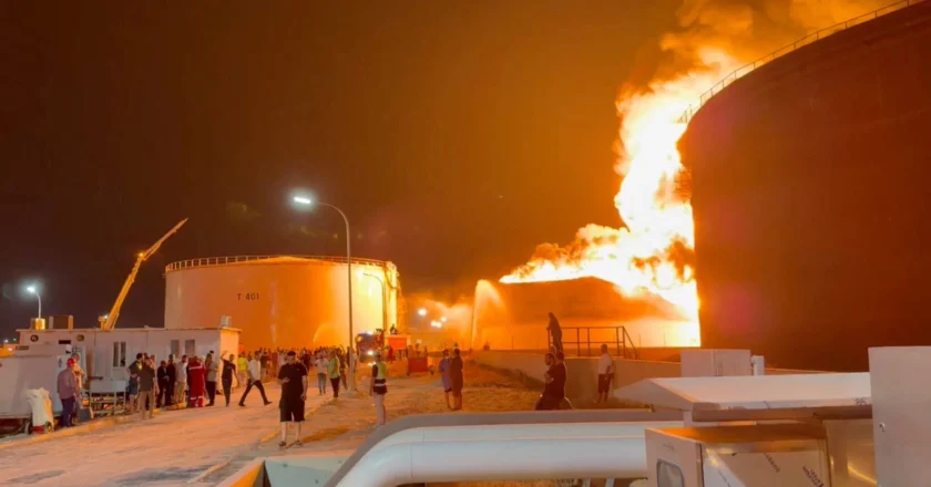 Une frappe de drone provoque un gigantesque incendie dans une raffinerie en Libye