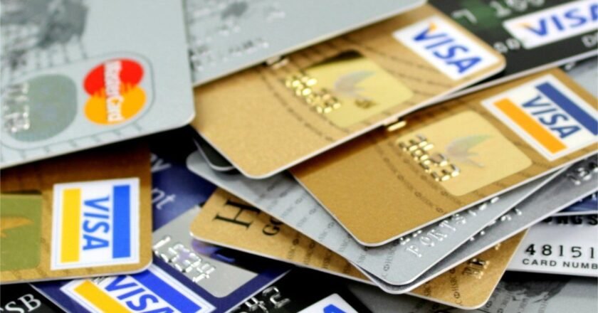Cartes de paiement en vacances : comment éviter les mauvaises surprises à l’étranger
