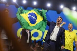 Élection présidentielle au Brésil : Flávio Bolsonaro devance Lula au premier tour