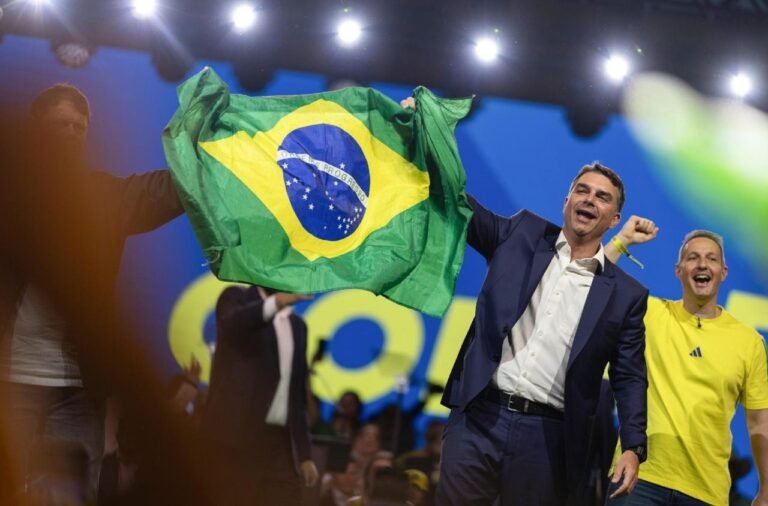 Élection présidentielle au Brésil : Flávio Bolsonaro devance Lula au premier tour