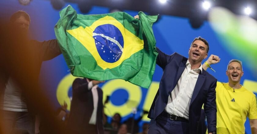 Élection présidentielle au Brésil : Flávio Bolsonaro devance Lula au premier tour