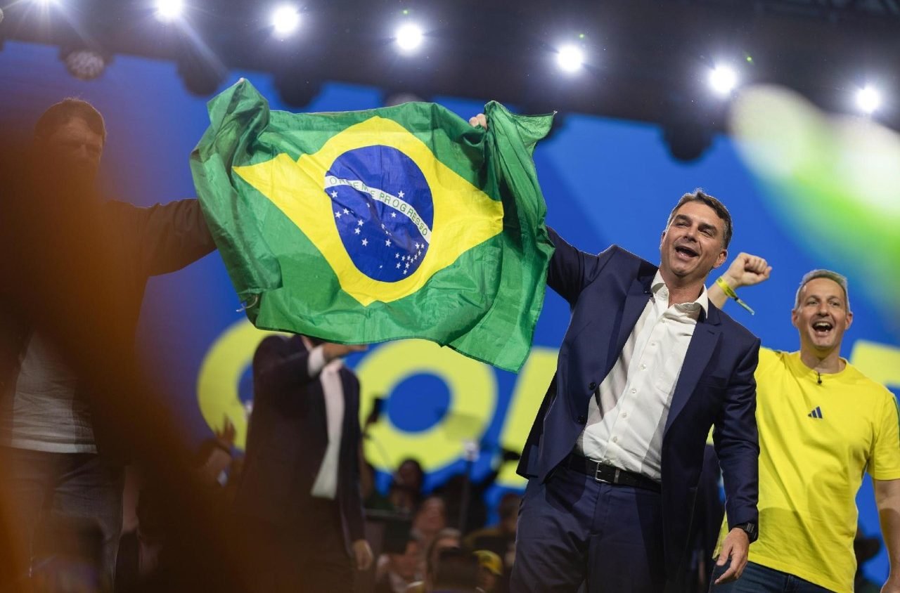 Élection présidentielle au Brésil : Flávio Bolsonaro devance Lula au premier tour